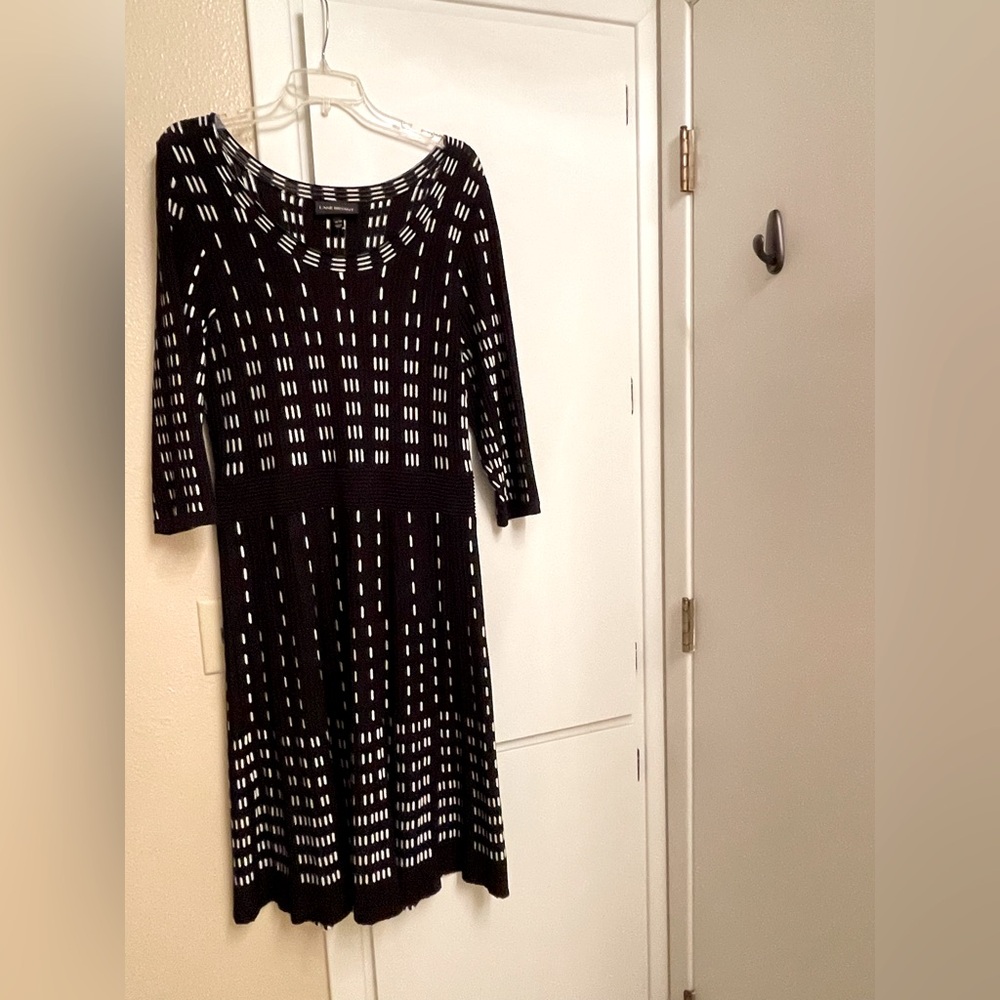 EUC Lane Bryant light knit midi dress. Pleat skirt tailored waist. 18/20 Blk/wht